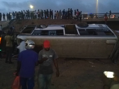 Un bus Tata chute d'un échangeur, plusieurs blessés (provisoire) Un bus Tata chute d'un échangeur, plusieurs blessés (provisoire)