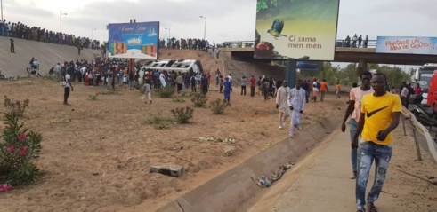 Un bus Tata chute d'un échangeur, plusieurs blessés (provisoire) Un bus Tata chute d'un échangeur, plusieurs blessés (provisoire)