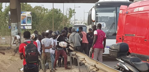 Un bus Tata chute d'un échangeur, plusieurs blessés (provisoire) Un bus Tata chute d'un échangeur, plusieurs blessés (provisoire)