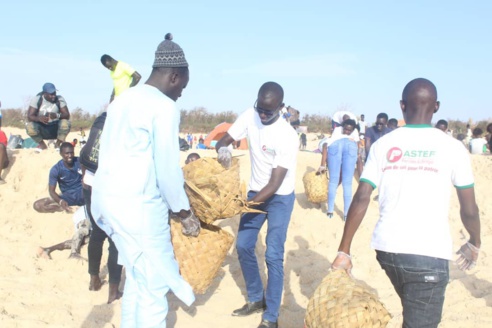 " SAMM SUNUY TEFESS " : la Jeunesse Patriotique du Sénégal (JPS) nettoie la plage de l'hydrobase (Photos)