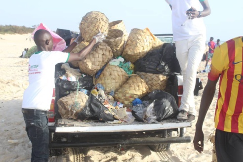 " SAMM SUNUY TEFESS " : la Jeunesse Patriotique du Sénégal (JPS) nettoie la plage de l'hydrobase (Photos)