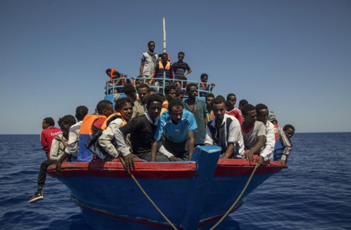 Une pirogue transportant des migrants échoue à la porte du Millénaire