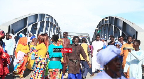 Maggal des 2 raaka : le discours de Serigne Mame Mor MBACKE, la prière dans le palais du Gouverneur, la grosse affluence … (vidéo) Maggal des 2 raaka : le discours de Serigne Mame Mor MBACKE, la prière dans le palais du Gouverneur, la grosse affluence … (vidéo)