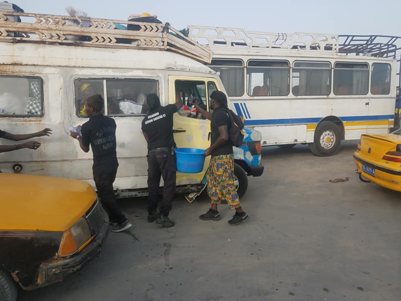 Saint-Louis : des talibés tidianes offrent des sachets d’eau fraîche aux pèlerins du Magal de Touba Saint-Louis : des talibés tidianes offrent des sachets d’eau fraîche aux pèlerins du Magal de Touba