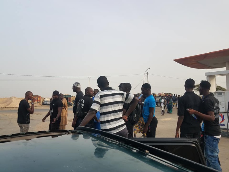 Saint-Louis : des talibés tidianes offrent des sachets d’eau fraîche aux pèlerins du Magal de Touba Saint-Louis : des talibés tidianes offrent des sachets d’eau fraîche aux pèlerins du Magal de Touba