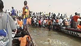 Photos/Changement de la travée tournante du pont Faidherbe, la pirogue devient le moyen de transport