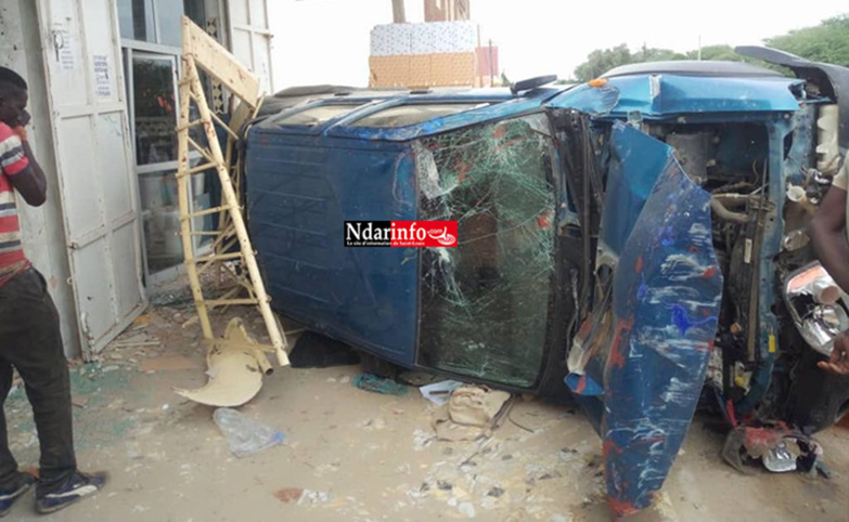 Accident spectaculaire à Ngalèlle : Un véhicule charge une quincaillerie et blesse le gérant (photos)