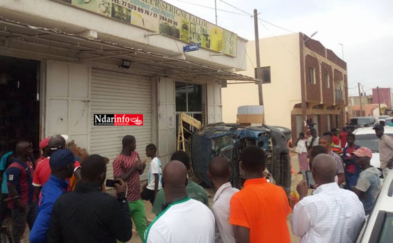 Accident spectaculaire à Ngalèlle : Un véhicule charge une quincaillerie et blesse le gérant (photos)