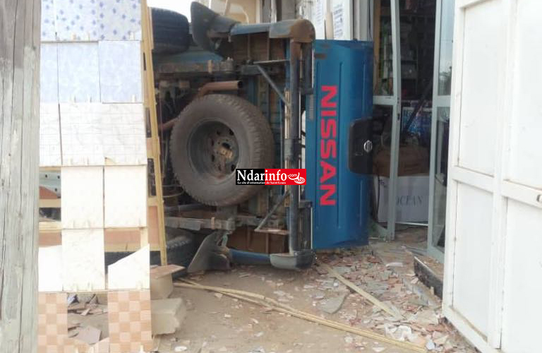 Accident spectaculaire à Ngalèlle : Un véhicule charge une quincaillerie et blesse le gérant (photos)