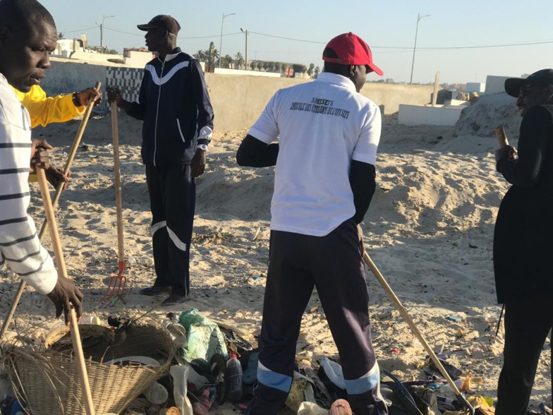Nettoyage des cimetières de GUET-NDAR : Une jeunesse consciente a relevé le défi (photos) Nettoyage des cimetières de GUET-NDAR : Une jeunesse consciente a relevé le défi (photos)
