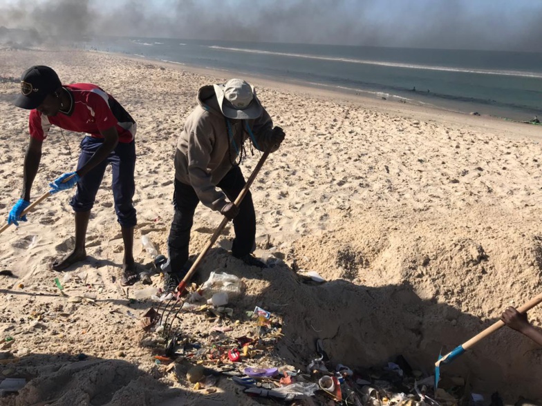 ​Nettoyage des cimetières de GUET-NDAR : Une jeunesse consciente a relevé le défi (photos)