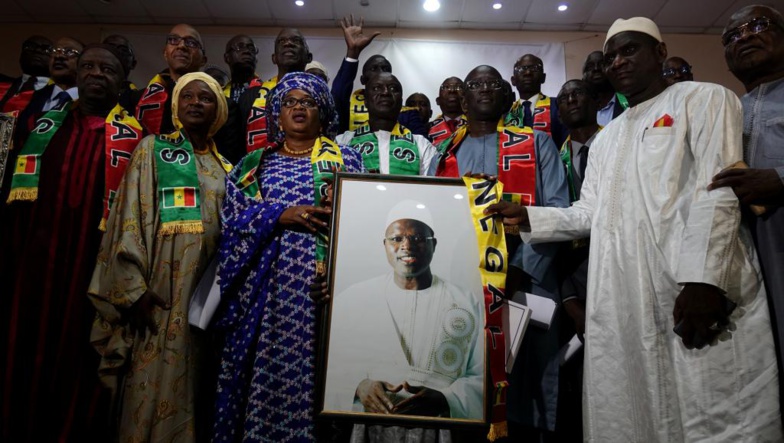 Parrainages : 25 candidats de l’opposition «déchirent» les Pv du Conseil constitutionnel Parrainages : 25 candidats de l’opposition «déchirent» les Pv du Conseil constitutionnel