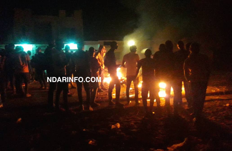 Front nocturne à l'UGB : les étudiants bloquent la RN2 ! Front nocturne à l'UGB : les étudiants bloquent la RN2 !