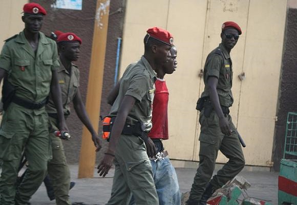 Macky Sall à Guédiawaye : De jeunes opposants arrêtés