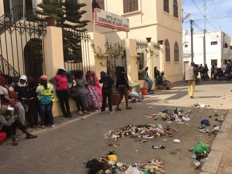 Des ordures déversées devant la mairie de Saint-Louis (vidéo)