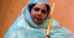 La chanteuse mauritanienne Dimi Mint Abba a succombé samedi des suites d'une hémorragie cérébrale survenue il y a deux semaines lors d'une tournée au Maroc, a-t-on appris auprès de sa famille. La chanteuse mauritanienne Dimi Mint Abba a succombé samedi des suites d'une hémorragie cérébrale survenue il y a deux semaines lors d'une tournée au Maroc, a-t-on appris auprès de sa famille.