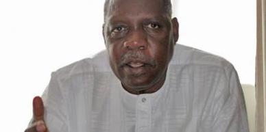 Cameroun-Sénégal : Issa Hayatou récompense l'arbitre du match Cameroun-Sénégal : Issa Hayatou récompense l'arbitre du match
