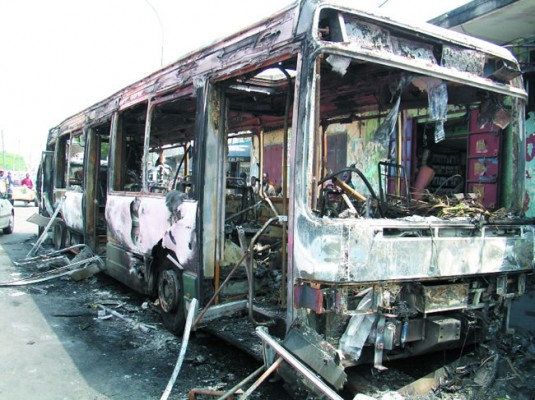 Émeutes à Tambacounda : Le bus des journalistes calciné