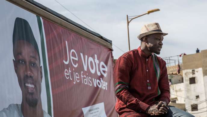 Ousmane Sonko s'adresse à ses sympathisants depuis le toit de sa voiture, lors du premier jour de la campagne électorale, dimanche 3 février 2019, dans le quartier de Ngor, à Dakar. Matteo Maillard