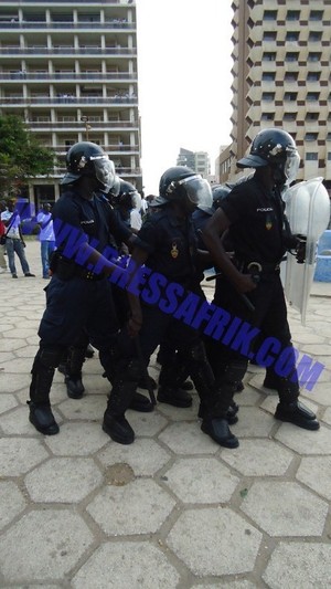 [Vidéo]  - Direct Place de l'Indépendance : Thiat du groupe Keur Gui embarqué comme un "gibet" par la police