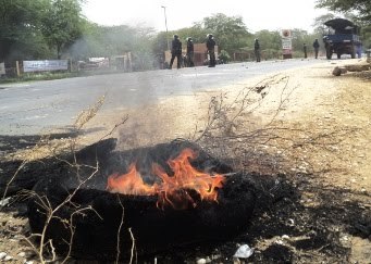 UGB: La guerilla universitaire a barré la circulation et blessé grièvement un gendarme