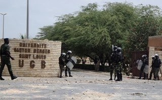 UGB: La guerilla universitaire a barré la circulation et blessé grièvement un gendarme