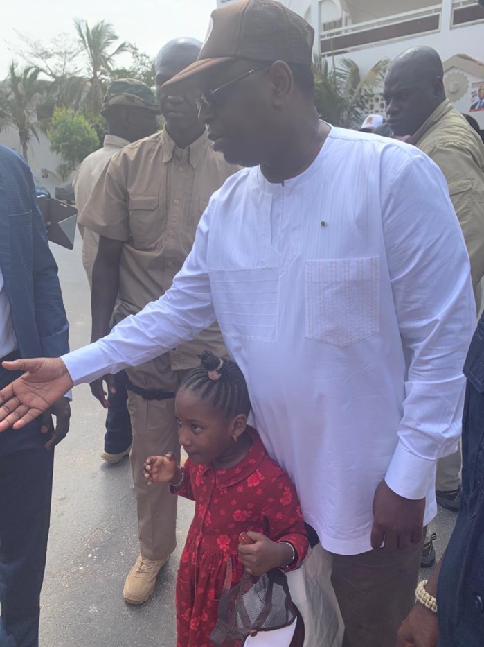 Présidentielle 2019 : Quand le candidat Macky Sall fait du porte à porte dans son quartier à Mermoz