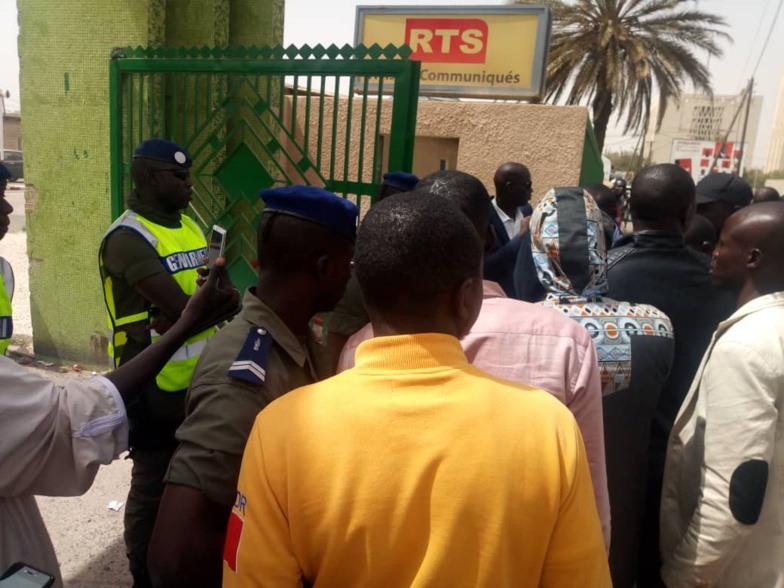 Manifestations devant la RTS : des journaux brûlés, des pro-Idy arrêtés (vidéo) Manifestations devant la RTS : des journaux brûlés, des pro-Idy arrêtés (vidéo)