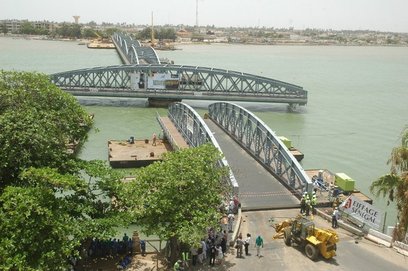 Pont Faidherbe- Pose avec succés de la septiéme et derniére travée: Eiffage à l'heure des finitions