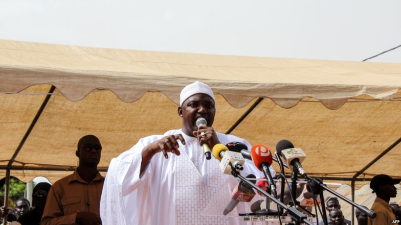 Le président gambien Adama Barrow prononce un discours lors de sa visite à Faraba Banta le 22 juin 2018.