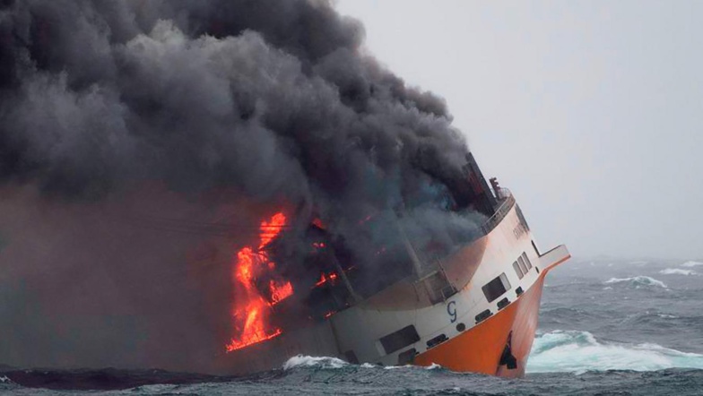 Le bateau a fait naufrage lundi dernier. En médaillon, Nicole Harmegnies. - Belga/Pa.Ti.