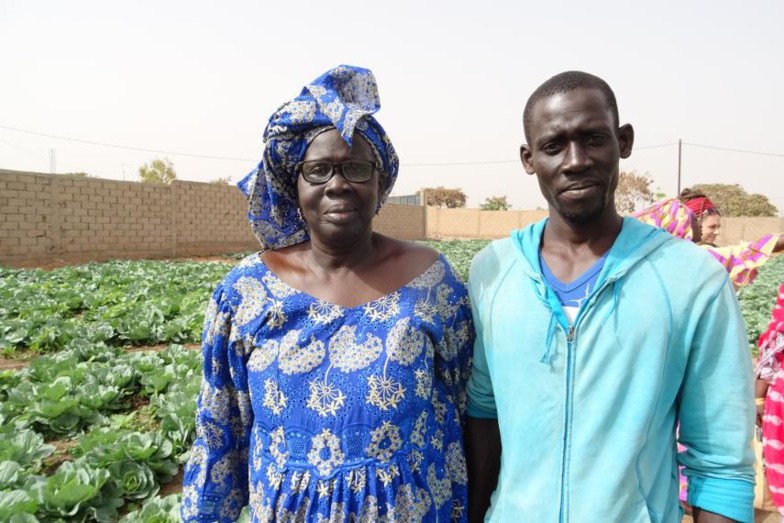 Abdoulaye avec sa mère Tiné Ndoye, sur sa ferme de légumes biologiques.Crédit: Eric Chaurette