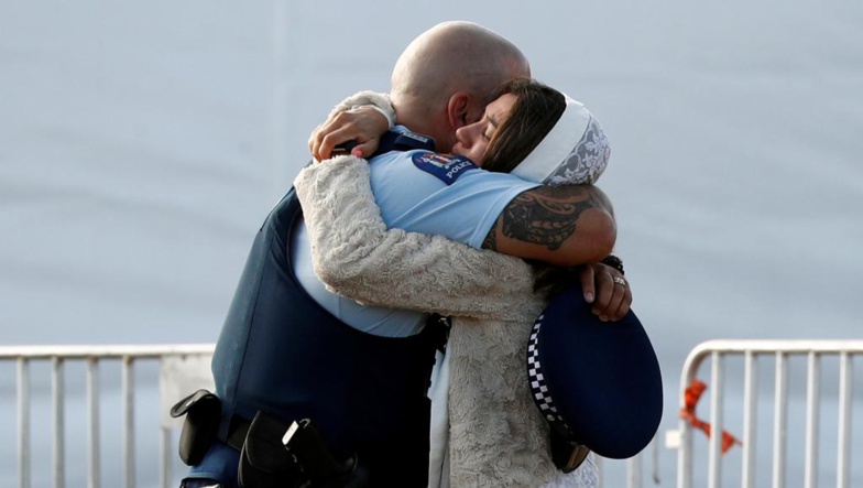 Cimetière Memorial Park de Christchurch, vendredi 22 mars, une semaine après la fusillade qui a provoqué la mort de 50 musulmans rassemblée pour la prière dans les deux mosquées de la ville. REUTERS/Edgar Su