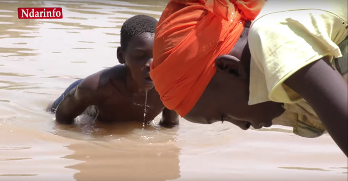 Enfants du village de Bopu THIOR, privé d'eau potable à moins de 2 kilomètres de Saint-Louis