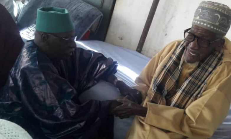 Poignée de main entre Serigne Mbaye Sy Mansour et Baye Alioune Gaye