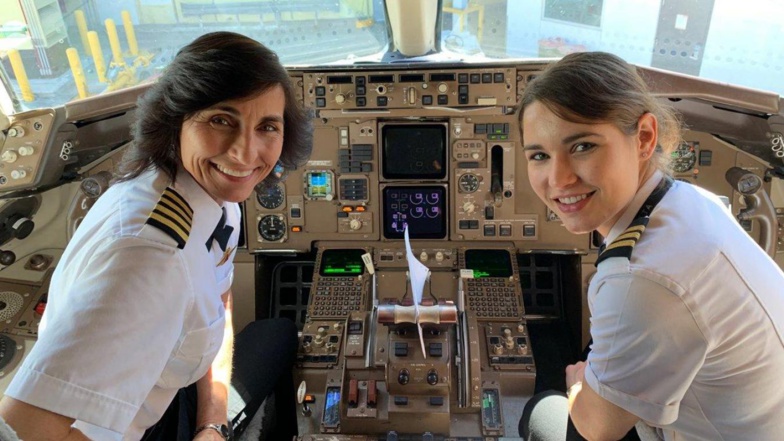Twitter Une mère et sa fille pilotent ensemble un avion de ligne, la photo fait le buzz Twitter Une mère et sa fille pilotent ensemble un avion de ligne, la photo fait le buzz