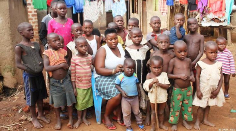 A 39 ans, cette femme a 38 enfants dont 6 jumeaux, 4 triplés et 5 quadruplés (photos) A 39 ans, cette femme a 38 enfants dont 6 jumeaux, 4 triplés et 5 quadruplés (photos)