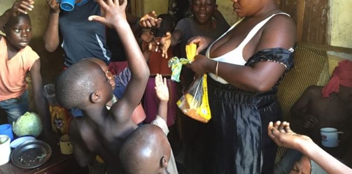 A 39 ans, cette femme a 38 enfants dont 6 jumeaux, 4 triplés et 5 quadruplés (photos) A 39 ans, cette femme a 38 enfants dont 6 jumeaux, 4 triplés et 5 quadruplés (photos)
