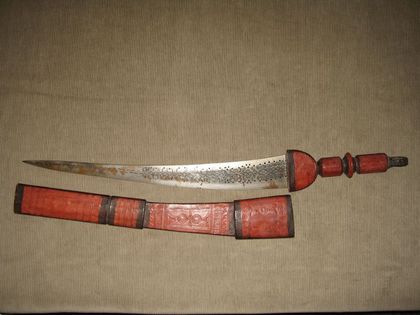 Tension à Fouta : Amar Sow, 22 ans seulement, parle aux ouvriers agricoles avec son sabre Tension à Fouta : Amar Sow, 22 ans seulement, parle aux ouvriers agricoles avec son sabre