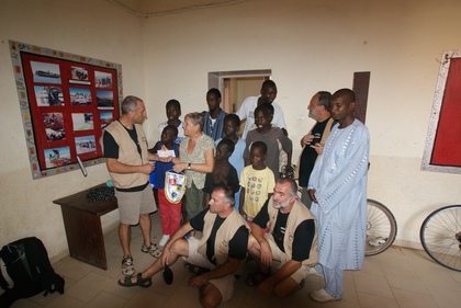 Remise de dons à Claude Hallegot, Responsable de La Liane: Maison d'accueil pour enfants de la rue Remise de dons à Claude Hallegot, Responsable de La Liane: Maison d'accueil pour enfants de la rue