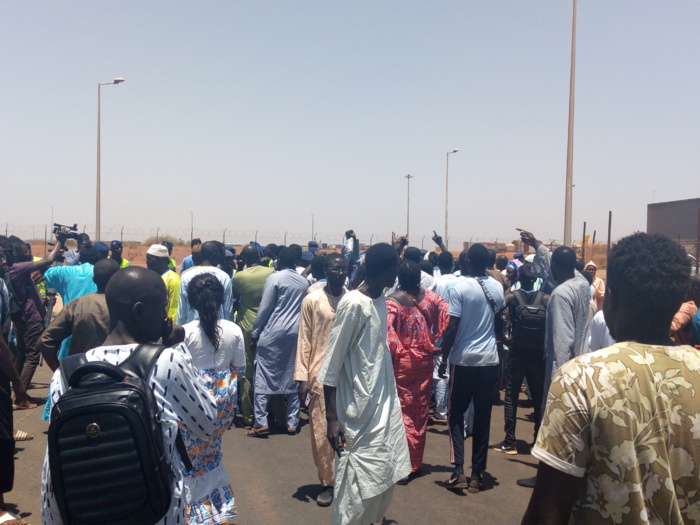Arrivée de la dépouille de Cheikh Béthio Thioune : Les « Thiantacones » prennent d’assaut l’AIBD (Photos)