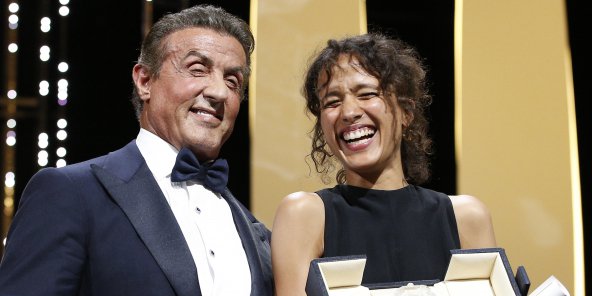 La réalisatrice franco-sénégalaise Mati Diop recevait le grand prix du Festival de Cannes 2019 des mains de l'acteur Sylvester Stallone. © REUTERS/Stephane Mahe