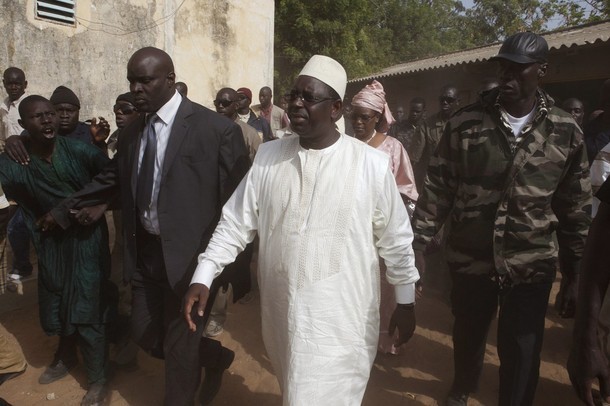 Touba : le cameraman du Khalife rudoyé par les gardes de Macky Sall