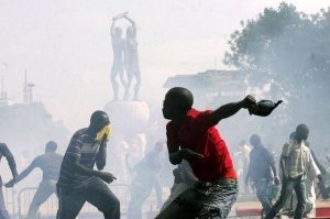 [ AUDIO ] Derniere minute: Échauffourées à l'hôtel de ville de Dakar entre policiers et jeunes de l'opposition