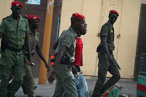 Voulant réclamer à Wade ses 30 millions, le peintre saint-lousien Abou Gningue atterrit à La Gendarmerie de Thiong Voulant réclamer à Wade ses 30 millions, le peintre saint-lousien Abou Gningue atterrit à La Gendarmerie de Thiong