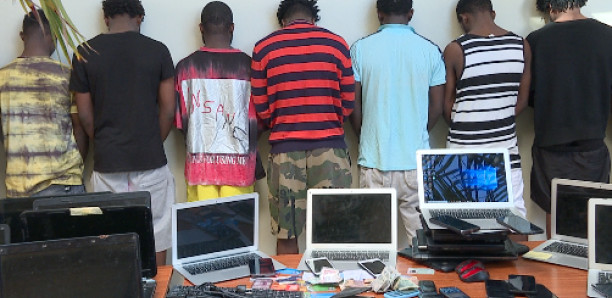 Cybercriminalité : 18 Nigérians arrêtés à Ouakam avec chacun une vingtaine d’identités Cybercriminalité : 18 Nigérians arrêtés à Ouakam avec chacun une vingtaine d’identités