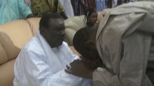 [PHOTOS] Exclusif /  Youssou Ndour est thiantacoune: voici les images de son «diébeulou» devant Cheikh Béthio