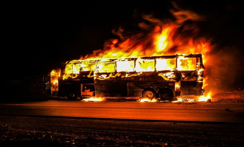 Accident sur la route de DAKAR : Percuté par un camion, un bus prend feu (vidéo)