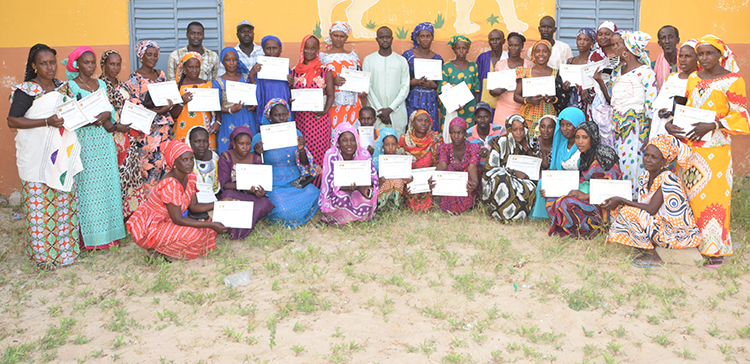 Autonomisation des Femmes et Jeunes : le Mouvement And Defar Sunu Goox forme 500 personnes à Ndiébène Gandiol (vidéo) Autonomisation des Femmes et Jeunes : le Mouvement And Defar Sunu Goox forme 500 personnes à Ndiébène Gandiol (vidéo)