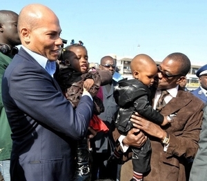 En Conférence de Presse à Paris, Madické et Karim annoncent à la presse française que « tous les sondages au Sénégal donnent clairement Wade vainqueur avec plus de 53% » En Conférence de Presse à Paris, Madické et Karim annoncent à la presse française que « tous les sondages au Sénégal donnent clairement Wade vainqueur avec plus de 53% »